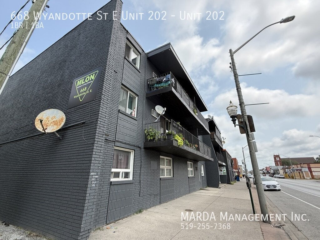 Modern 1-Bedroom Apartment for Rent – 668 Wyandotte St. E, Windsor